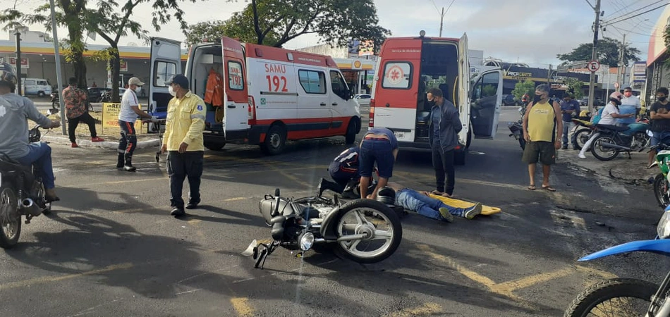 Colisão entre motocicletas deixa três pessoas feridas no centro de Teresina