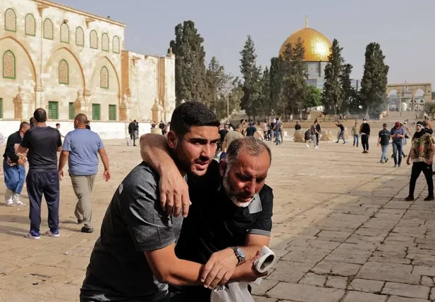 Confrontos entre palestinos e israelenses deixam feridos em Jerusalém