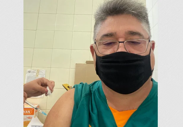 Deputado João Mádison é vacinado contra a covid-19