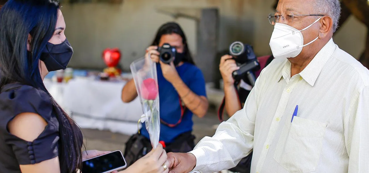 Dr. Pessoa cumprimenta homenageada