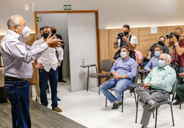 Dr. Pessoa discute demandas com empresários