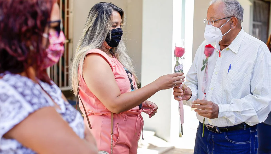 Dr. Pessoa entrega rosas