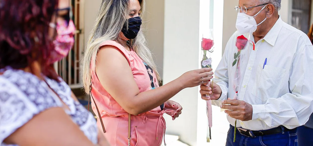 Dr. Pessoa entrega rosas