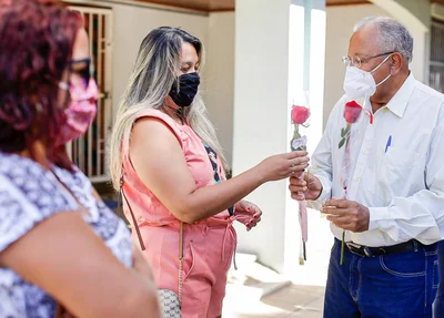Dr. Pessoa entrega rosas