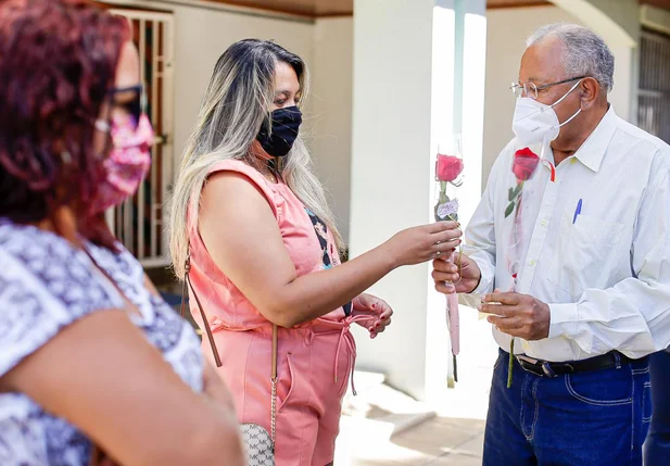 Dr. Pessoa entrega rosas
