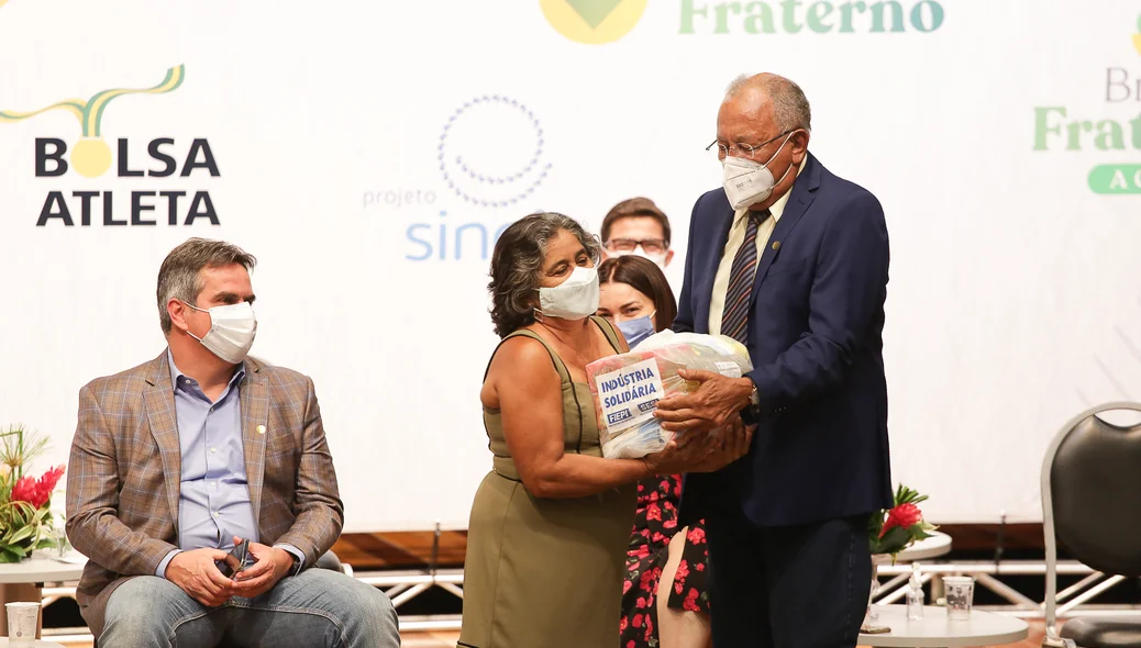 Dr. Pessoa entregando cesta básica