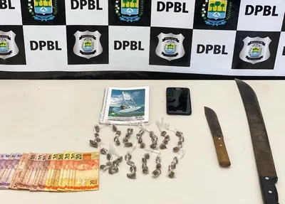 Drogas, dinheiro e arma branca apreendida