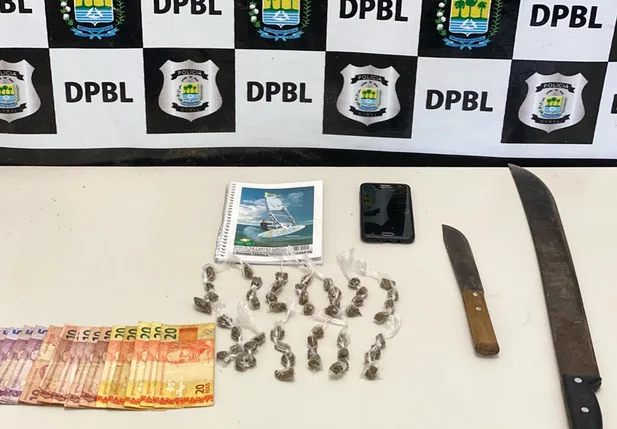 Drogas, dinheiro e arma branca apreendida