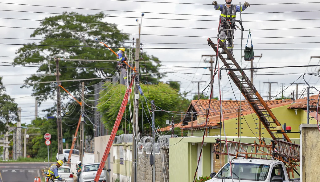 Equipe da Equatorial trabalhando no local do acidente