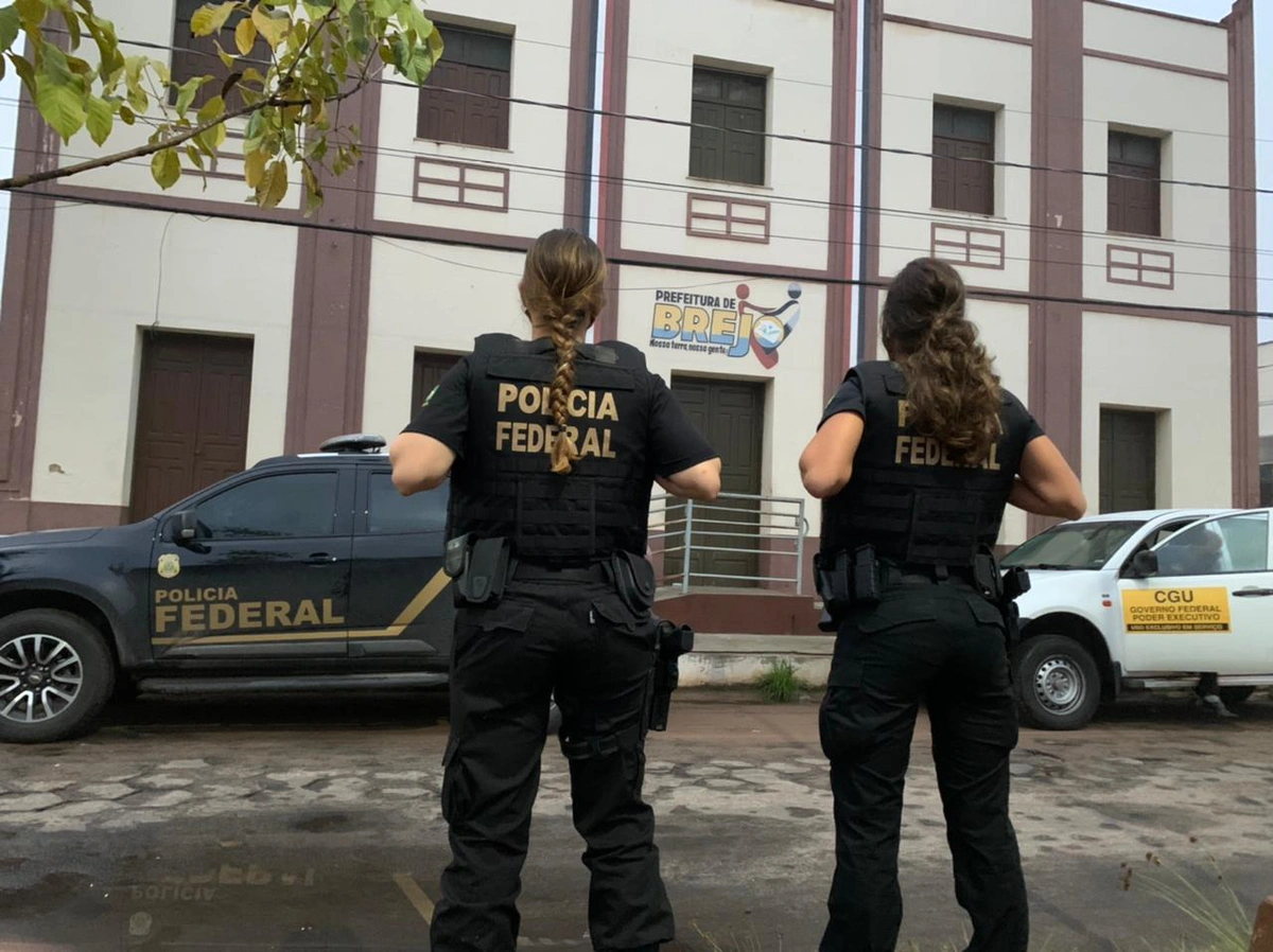 Equipes da PF na Prefeitura de Brejo-MA