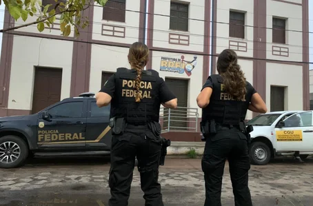 Equipes da PF na Prefeitura de Brejo-MA