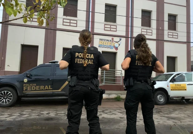 Equipes da PF na Prefeitura de Brejo-MA