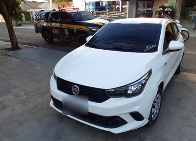 Fiat Argo apreendido em Floriano pela PRF