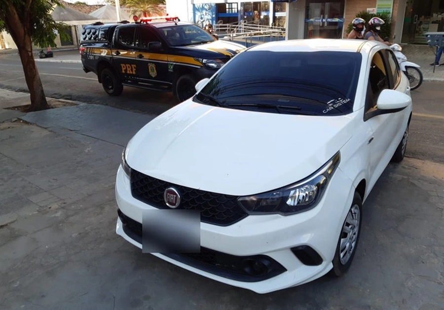 Fiat Argo apreendido em Floriano pela PRF