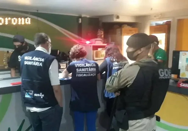 Fiscalização em um bar no bairro de Ipanema, no Rio de Janeiro