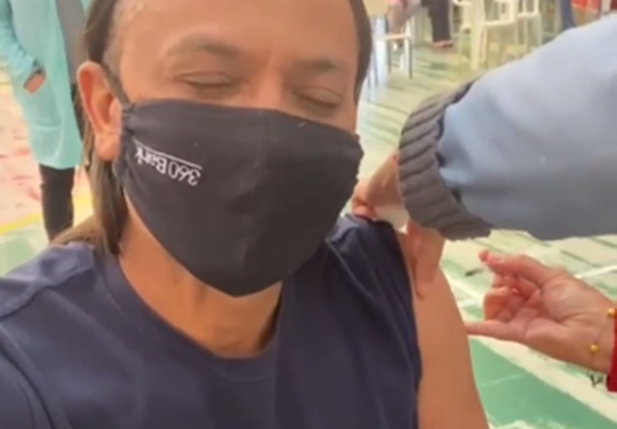 Frank Aguiar recebe primeira dose de vacina contra covid-19