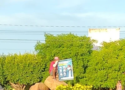 Homem é condenado a passar 30 dias com cartaz sobre coronavírus