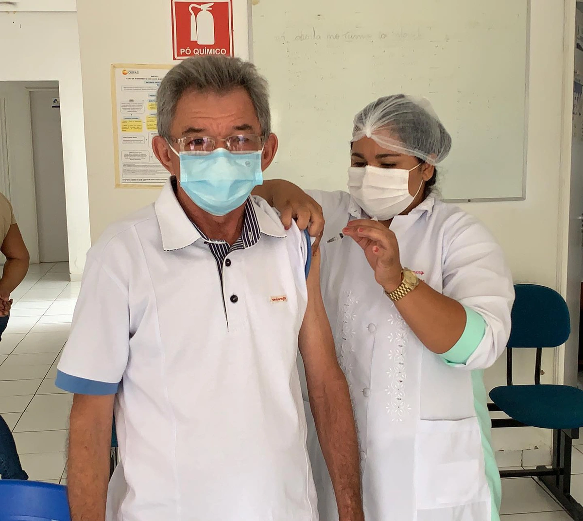 Idoso é vacinado contra a covid-19 em Oeiras