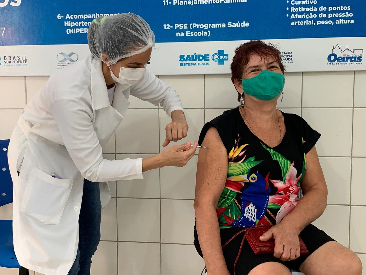 Idosos sendo vacinados