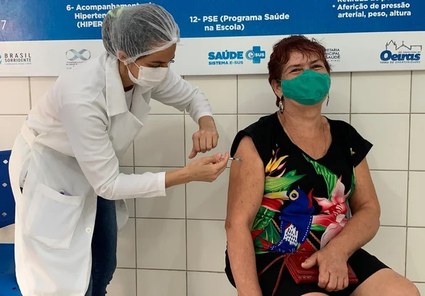 Idosos sendo vacinados