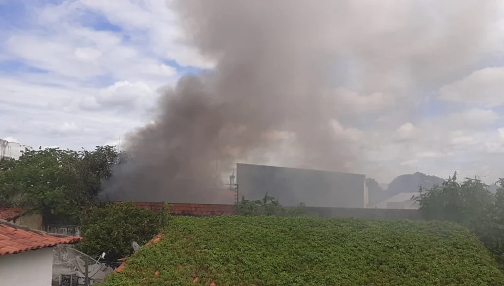 Incêndio atinge prédio no Centro de Teresina
