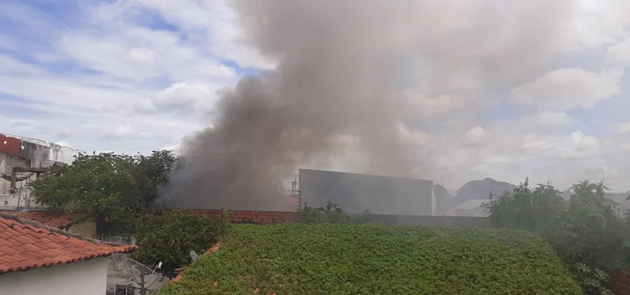 Incêndio atinge prédio no Centro de Teresina