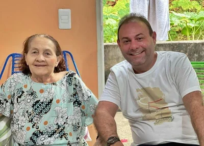Jeová Alencar ao lado da mãe