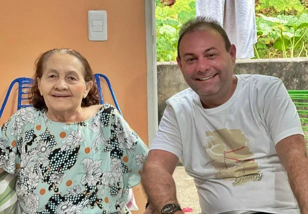 Jeová Alencar ao lado da mãe