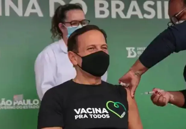 João Doria sendo vacinado