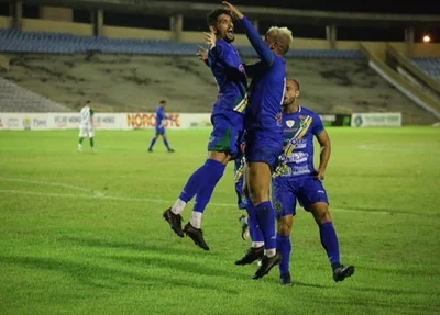 Jogadores do Altos comemoram gols na vitória contra o Flu-PI
