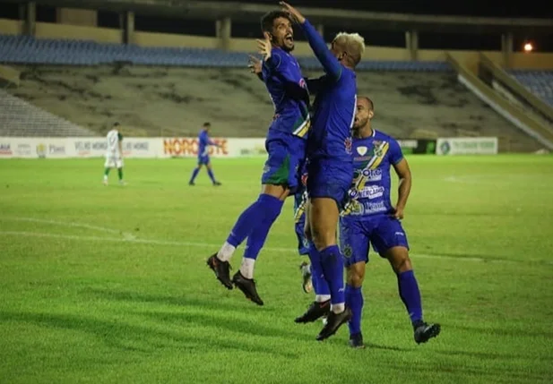 Jogadores do Altos comemoram gols na vitória contra o Flu-PI