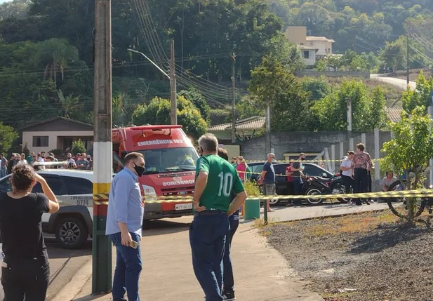Jovem invade escola e mata 3 crianças e uma professora no Oeste de SC
