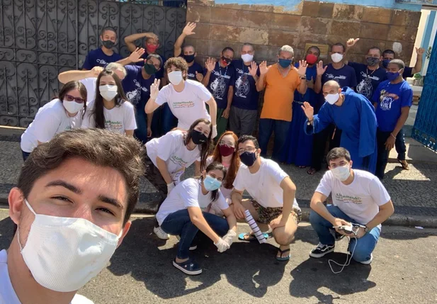 Jovens realizando ação solidária