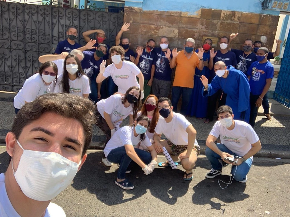 Jovens realizando ação solidária