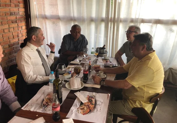Júlio Arcoverde almoçando o presidente da CBF e o ex-senador JVC