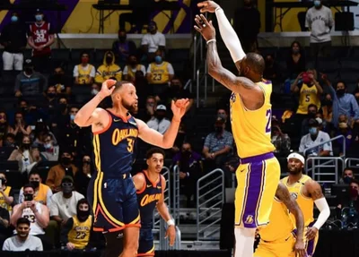 LeBron James e Stephen Curry durante a partida