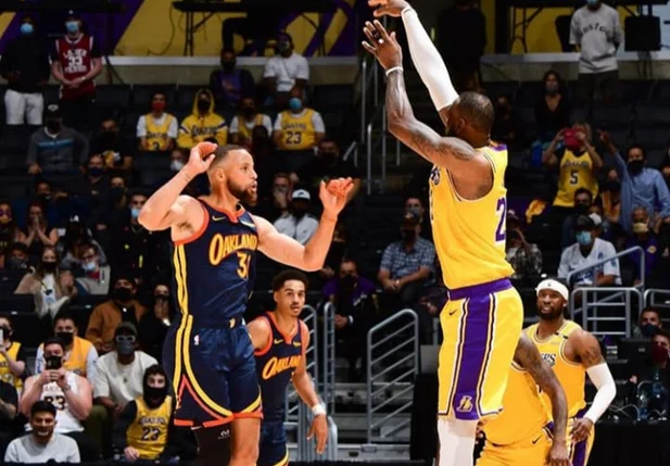 LeBron James e Stephen Curry durante a partida