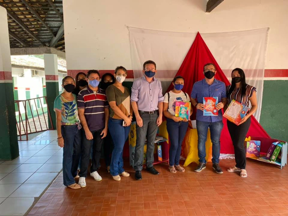 Livros didáticos são entregues a estudantes de Buriti dos Lopes