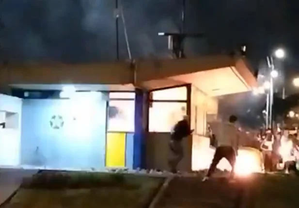 Manifestantes ateiam fogo em delegacia com policiais dentro na Colômbia