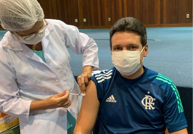 Marcelo Magno sendo vacinado