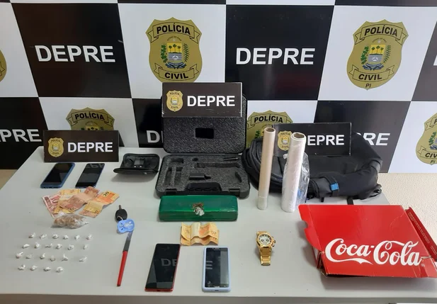 Material apreendido pelos policiais da DEPRE