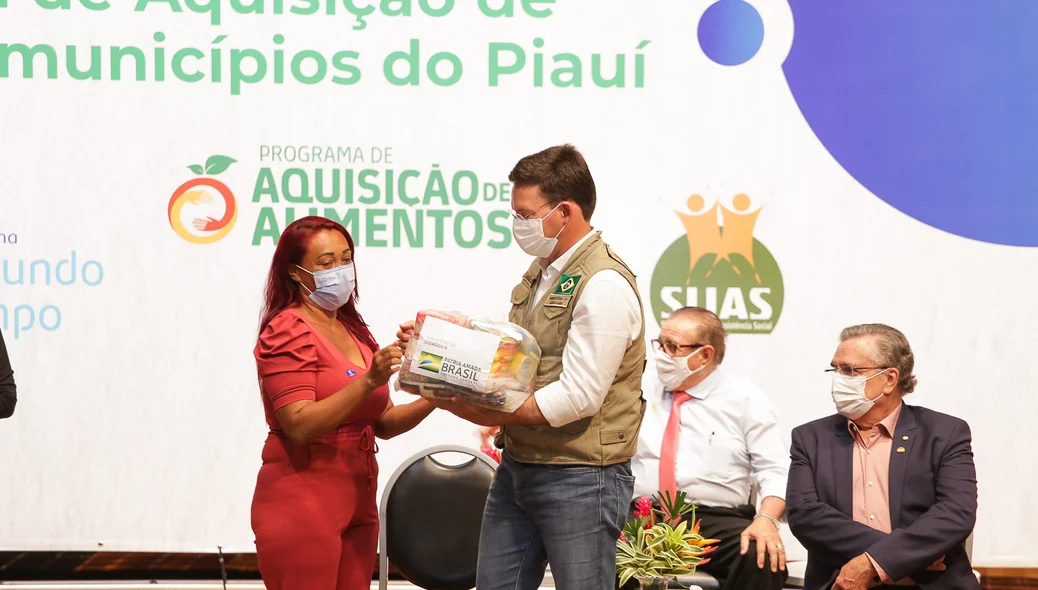Ministro entregando cesta básica