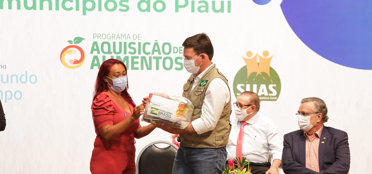 Ministro entregando cesta básica