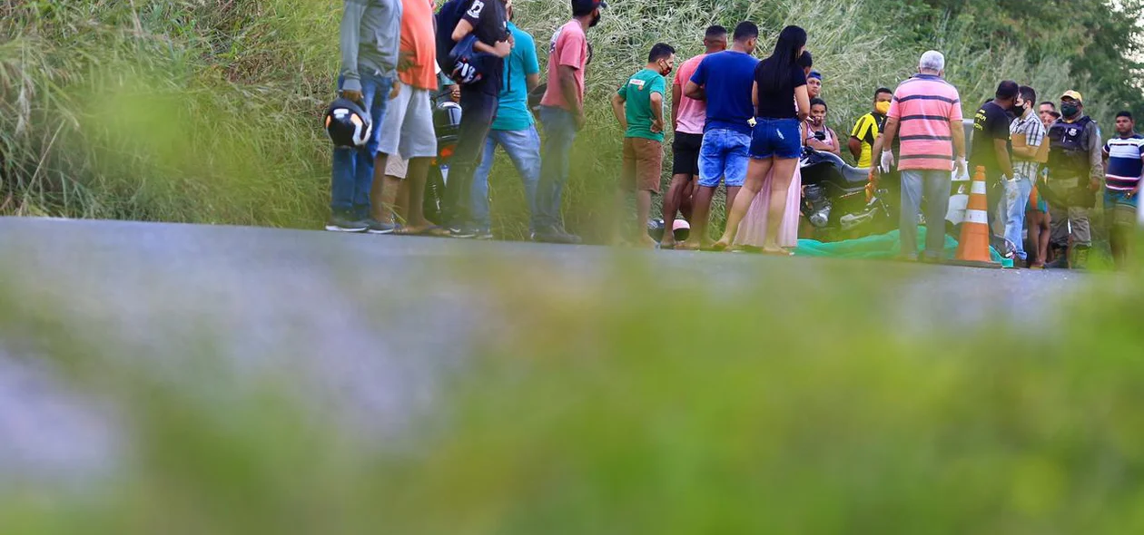 Moto colidiu contra traseira de uma caminhonete