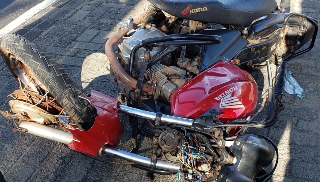 Motocicleta ficou totalmente destruída