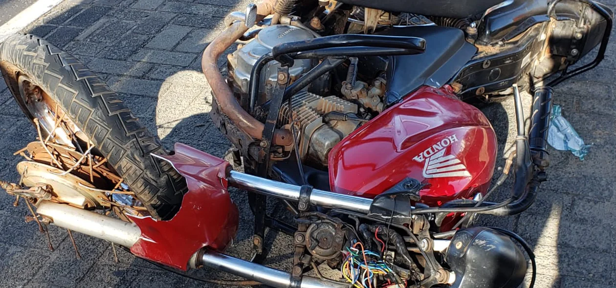 Motocicleta ficou totalmente destruída