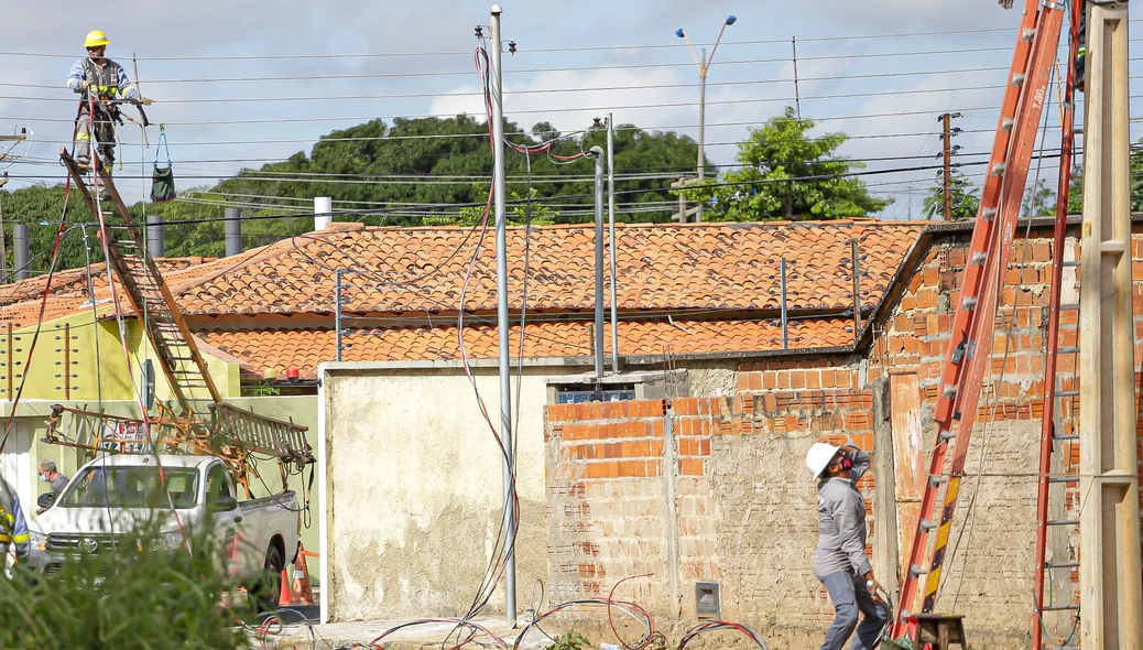 Motorista perde controle do carro e derruba poste na zona leste de Teresina