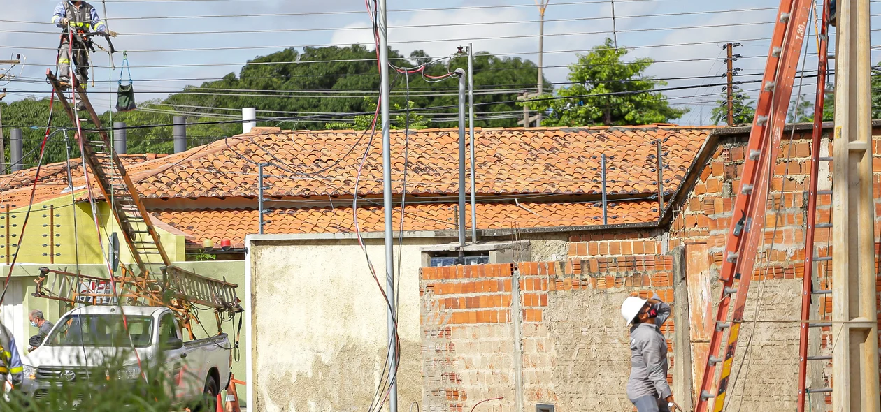 Motorista perde controle do carro e derruba poste na zona leste de Teresina