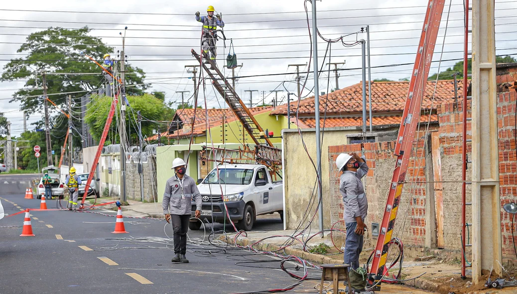 Motorista perde controle do carro e derruba poste no bairro São Cristóvão