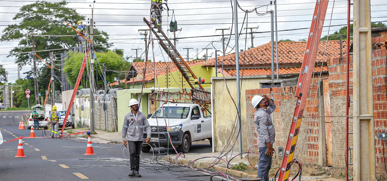 Motorista perde controle do carro e derruba poste no bairro São Cristóvão